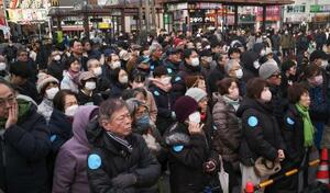 　街頭演説に耳を傾ける人たち＝２４日午後、東京都内