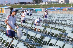 長岡花火の会場となった信濃川河川敷でごみ拾いをするボランティア=4日午前6時過ぎ、長岡市岡村町