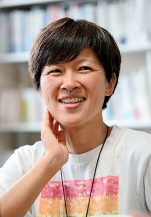 インタビューに答えるきのコさん