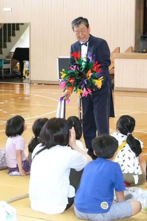 マジックを披露する坂井正人さん=新発田市五十公野