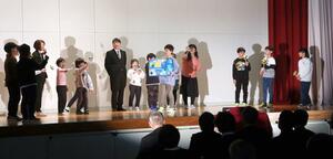 金泉小の全校児童１４人が出演した創作劇＝佐渡市達者
