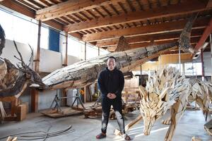 アトリエ「sokoso-ko」に保管する作品と加治聖哉さん=長岡市天下島