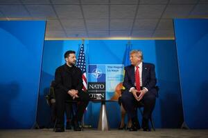 NATO首脳会議が開かれたオランダで会談するトランプ米大統領(右)とウクライナのゼレンスキー大統領=6月25日、ハーグ(ロイター=共同)