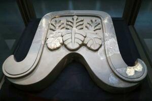 宇陀松山城跡から出土した「桐文鬼瓦」=奈良県橿原市