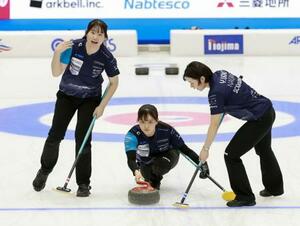 女子決勝の北海道銀行戦でショットを放つSC軽井沢クの上野美=横浜BUNTAI