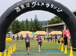 続々とゴールする参加者たち=南魚沼市浦佐