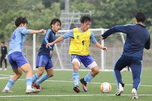 天皇杯1回戦に向け練習する新潟医福大の選手=新潟市北区
