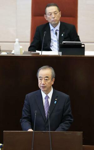 トランプ関税対策などを説明する花角英世知事=17日、県議会