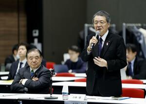 国民スポーツ大会の将来像を議論する有識者会議の会合で、あいさつする日本商工会議所の小林健会頭(右)=3月10日、東京都内
