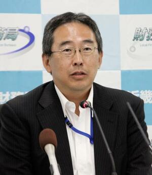記者会見する近畿財務局の坂口和家男局長=14日午後、大阪市中央区