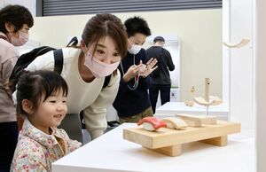すしやケーキなど本物そっくりの木彫り作品が並ぶキボリノコンノ展=3月31日、新潟市中央区
