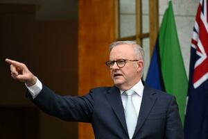 　報道陣の質問に答えるオーストラリアのアルバニージー首相＝２６日、キャンベラ（ＡＡＰ、ロイター＝共同）