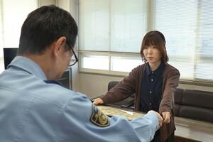 特殊詐欺の被害を防ぐことに貢献したとして感謝状が贈られたＪＡえちご中越中央柏崎支店の尾﨑恵美さん＝柏崎署
