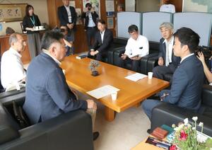 県立高校再編による統合に関して三条市へ要望する県央工業高校、三条商業高校の同窓会役員ら=三条市役所