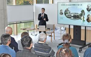 曾祖父母の小泉八雲とセツについて講演する小泉凡さん=南魚沼市浦佐