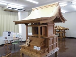 二宮神社の本殿として寄贈される小型社殿。覆い屋の中に置かれる