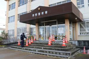 能登半島地震の影響でひび割れて隙間が生じた見附署の階段=見附市昭和町2