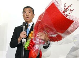 　宮城県知事選で６選を決め、支持者にあいさつする村井嘉浩氏＝１０月、仙台市