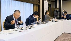 コメの見た目や味などを評価する審査員=新発田市月岡温泉