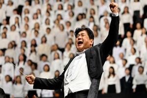 「サントリー1万人の第九」で指揮をする佐渡裕さん=7日午後、大阪市中央区((C)MBS/サントリー1万人の第九)