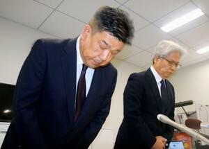 記者会見で謝罪するミニストップの堀田昌嗣社長(左)=1日午後、東京都千代田区