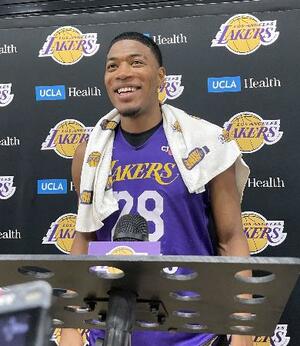 　練習後、取材に応じるレーカーズの八村＝ロサンゼルス近郊（共同）