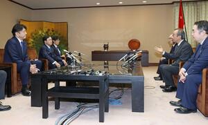 東京電力の小林喜光会長(左から2人目)、小早川智明社長(左端)と面会する花角英世知事=21日、県庁