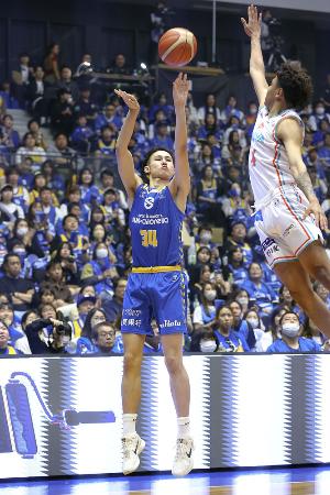 シュートを放つ滋賀の長谷川比源=4月、滋賀ダイハツアリーナ(☆(○の中に小文字のC)B.LEAGUE)