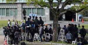 　安倍元首相銃撃事件の初公判で、奈良地裁前に集まった大勢の報道陣＝２８日午後