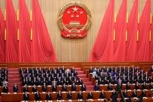 　中国全人代が開幕し、国歌斉唱する代表＝５日、北京の人民大会堂（共同）