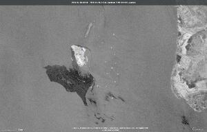 　６日、イラン・カーグ島（中央）の周辺海域を撮影した衛星画像。海面に油膜が広がっている様子が示されている（Ｅｕｒｏｐｅａｎ　Ｓｐａｃｅ　Ａｇｅｎｃｙ提供・ＡＰ＝共同）