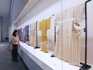 重要無形文化財に認定されている団体の秀作展「日本の伝統美と技の世界」＝長岡市関原町１