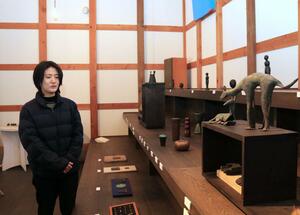 鋳金作品を眺める長岡造形大生の小池柚さん=長岡市摂田屋4