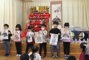 天神講で、天神様の掛け軸の絵を描いた子どもたち=燕市小高