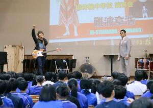 夢を持つ大切さを伝える難波章浩さん(左)とSANADA選手=新潟市西区寺尾上3