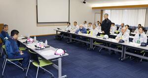 視察を前にあいさつする柏崎市の桜井雅浩市長＝１６日、柏崎刈羽原発