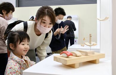 おすしやケーキにサラダホープも…えっ食べられない？木彫り！？ 新潟
