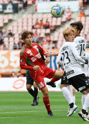 金沢戦で競り合うMF笠井佳祐=4日、ビッグスワン