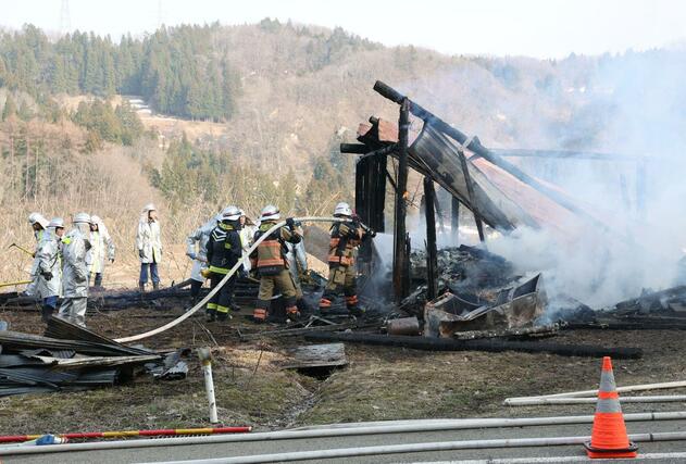 建物火災の現場＝２０２６年３月２９日午後４時前、長岡市栃尾大野