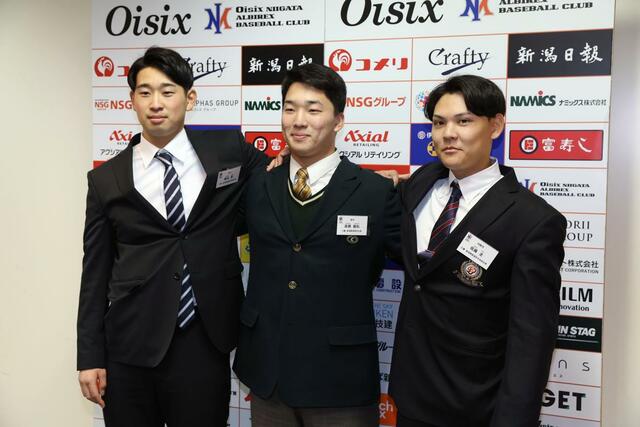 オイシックス新潟入団会見 会見後、撮影に応じる新潟県出身の3選手。左から南波秀、高橋駿臥、佐藤圭=エコスタ