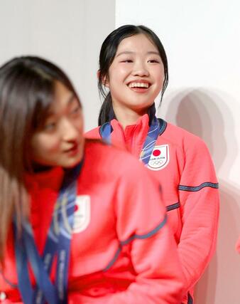 記者会見で笑顔を見せる中井亜美選手＝東京都内のホテル