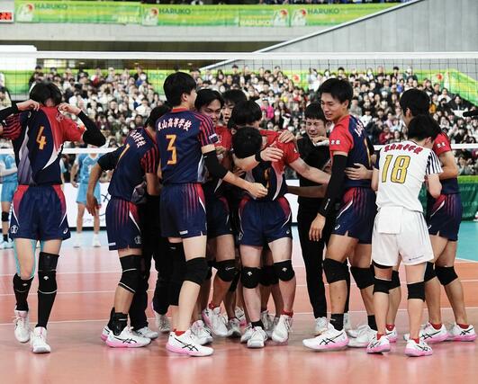 清風を破って優勝し喜ぶ東山の選手たち＝東京体育館