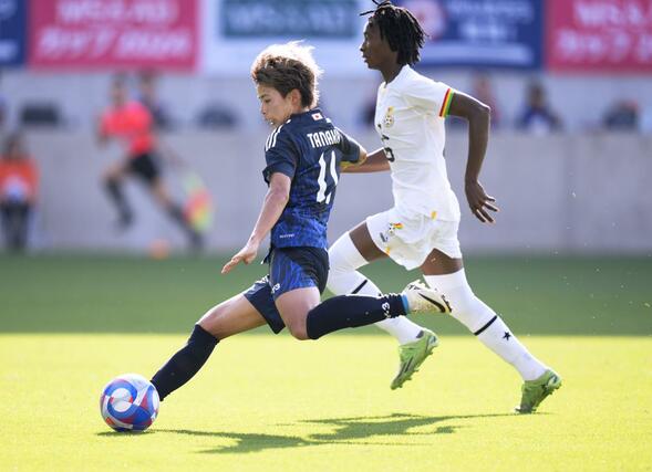 日本－ガーナ　後半、先制ゴールを決める田中（左）＝金沢ゴーゴーカレースタジアム