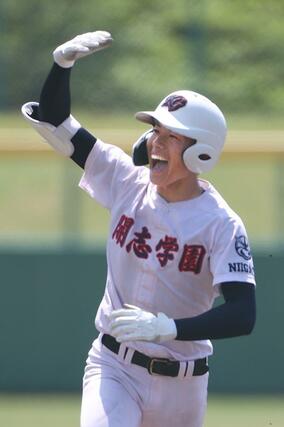 新潟明訓-開志学園 2回開志学園1死一塁、齋藤康太が2ランを放ち6-1。笑顔でほえる齋藤=新発田市五十公野