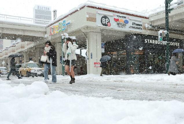 雪が降り続き、平年を大きく上回る積雪となった新潟市中心部＝２４日、新潟市中央区の万代地区