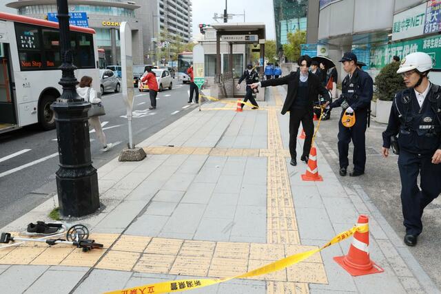 現場対応する警察ら＝１６日、新潟市中央区万代４