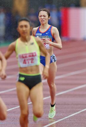 女子８００メートル　８位だった広田有紀（サトウ食品新潟アルビレックスＲＣ）。手前は田中希実＝デンカビッグスワン