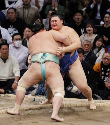 大の里（奥）が寄り切りで琴桜に敗れる＝福岡国際センター