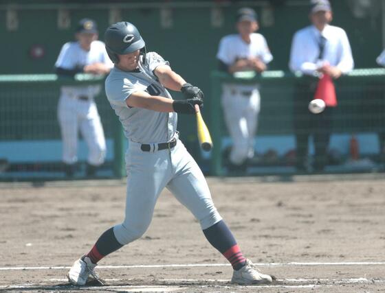 中越－新発田中央　１回中越２死二塁、室星燿が適時打を放ち３－０＝五十公野運動公園野球場