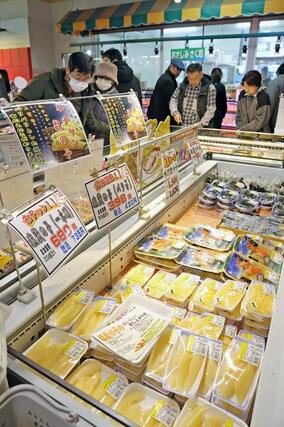 正月の食材などを買う人たちでにぎわった万代島鮮魚センター=12月30日、新潟市中央区